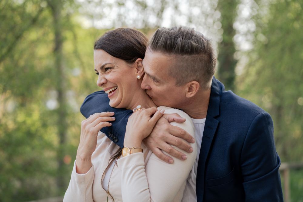 Nadja und Tobias Böker lachend im Grünen