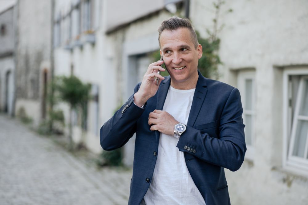 Tobias Böker telefoniert in einer Altstadtgasse