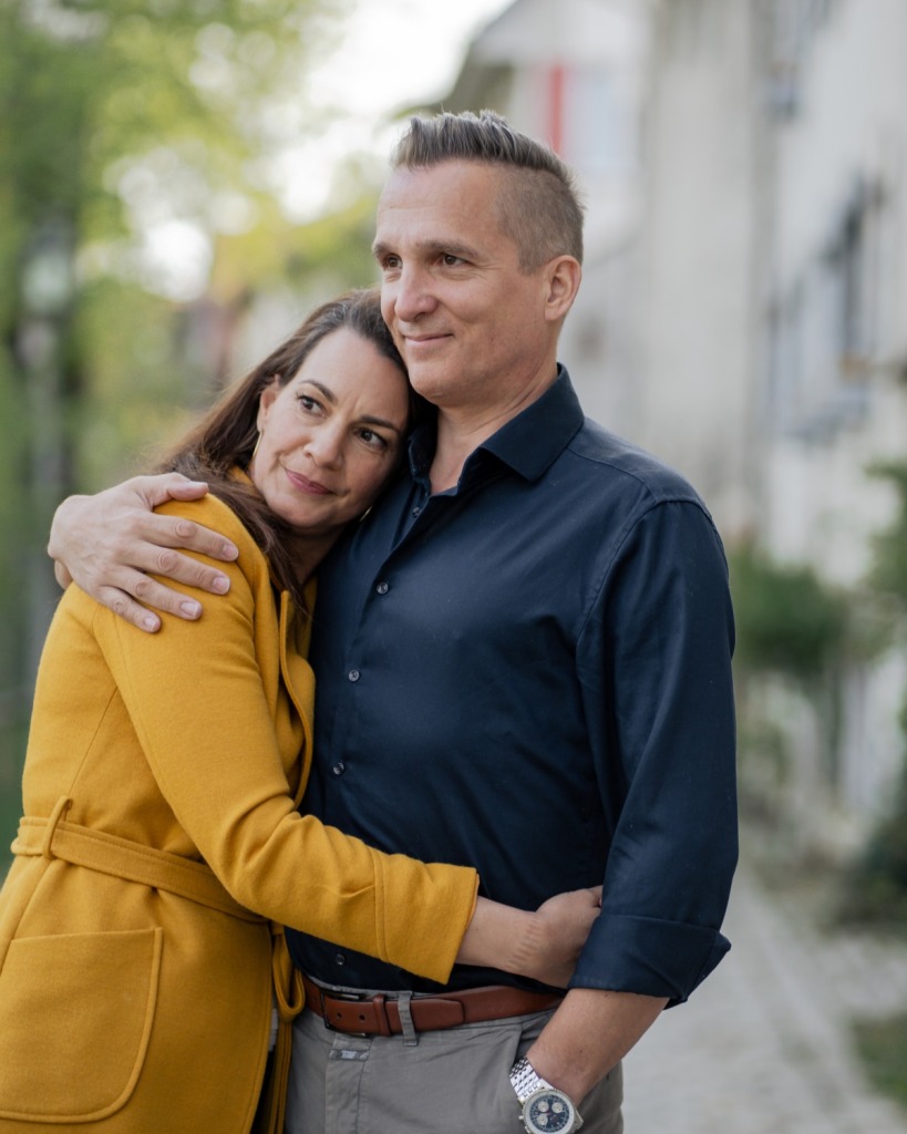 Nadja und Tobias Böker in inniger Umarmung