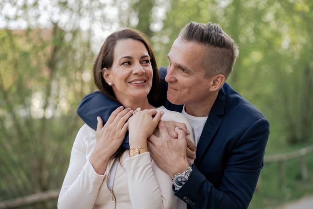 Nadja und Tobias Böker schauen sich lächelnd an